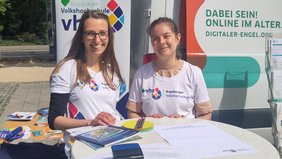 Unseren Kolleginnen aus dem Projekt DIWA 4.0 (von links: Monica Hochbauer, Kristina Kießlich) Foto: Augsburger vhs 