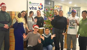 28 Kisten mit Lebensmitteln für die Johanniter Weihnachtstrucks. Foto: Augsburger vhs