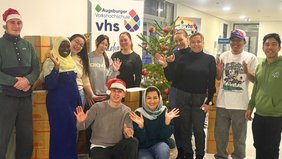 28 Kisten mit Lebensmitteln für die Johanniter Weihnachtstrucks. Foto: Augsburger vhs