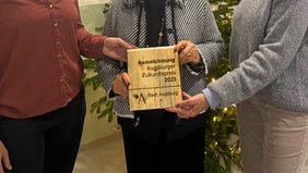 Tafel mit der Aufschrift „Augsburger Zukunftspreis 2025“