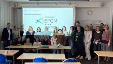 Das vhs Team freut sich über vier Sterne nach EFQM. Foto: Augsburger vhs