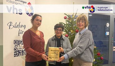 Foto: v. l. n. r.: Sabrina Pourat (Projektkoordination), Marina Bilotta Gutheil (Vorständin der Augsburger vhs) und Dr. Melanie Damm (Clusterleitung Gesundheit und Kultur) freuen sich über den Zukunftspreis 2025 für das Projekt „Lust auf Bewegung“.