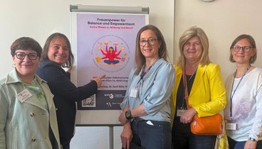 Foto: v. l. n. r.: Marina Bilotta Gutheil (Vorständin der Augsburger vhs), Martina Wild (2. Bürgermeisterin und Referentin für Bildung und Migration) mit Ursula Thoms, Margit Radke und Sabine Liepert aus dem Bildungsreferat. Foto: Augsburger vhs