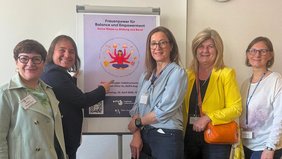 Foto: v. l. n. r.: Marina Bilotta Gutheil (Vorständin der Augsburger vhs), Martina Wild (2. Bürgermeisterin und Referentin für Bildung und Migration) mit Ursula Thoms, Margit Radke und Sabine Liepert aus dem Bildungsreferat. Foto: Augsburger vhs